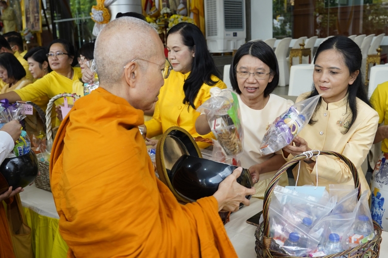 พิธีเจริญพระพุทธมนต์และทำบุญตักบาตร 