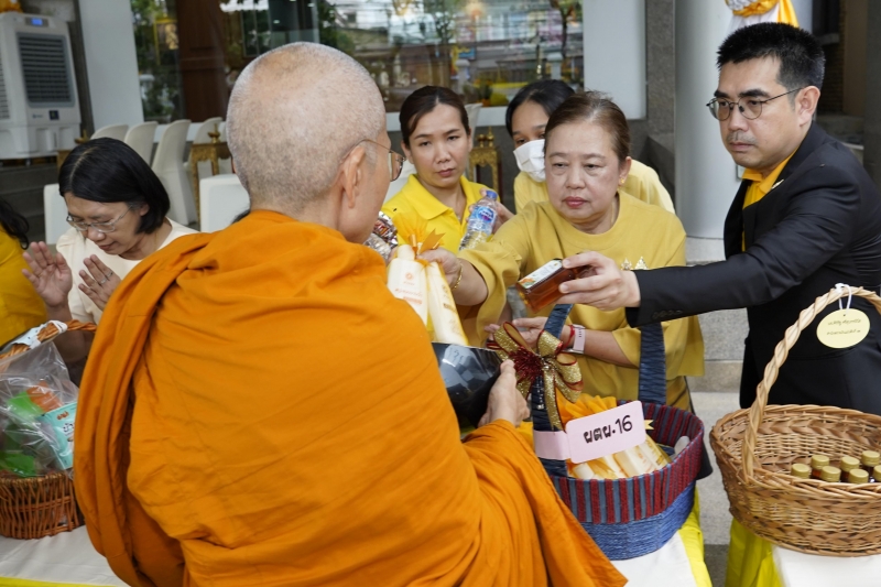 พิธีเจริญพระพุทธมนต์และทำบุญตักบาตร 