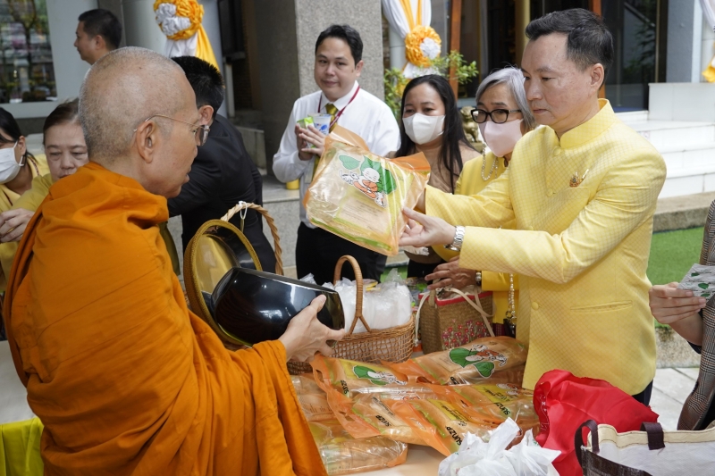 พิธีเจริญพระพุทธมนต์และทำบุญตักบาตร 