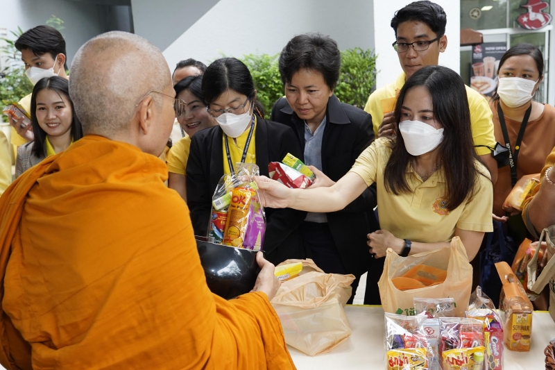 พิธีเจริญพระพุทธมนต์และทำบุญตักบาตร 