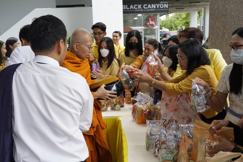 พิธีเจริญพระพุทธมนต์และทำบุญตักบาตร 