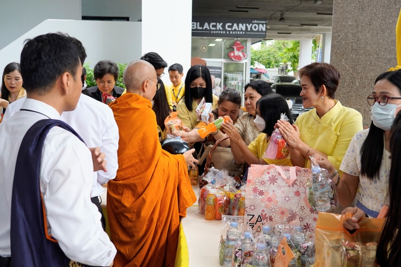 พิธีเจริญพระพุทธมนต์และทำบุญตักบาตร 