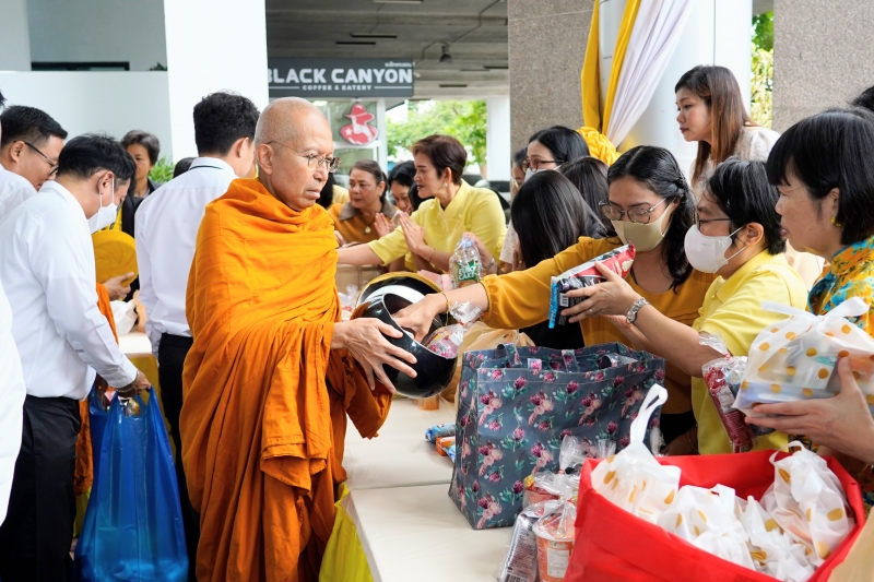 พิธีเจริญพระพุทธมนต์และทำบุญตักบาตร 