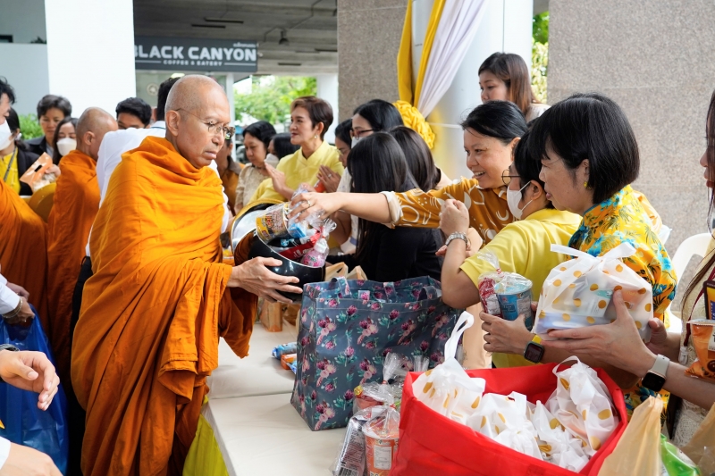 พิธีเจริญพระพุทธมนต์และทำบุญตักบาตร 