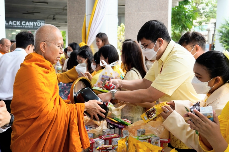 พิธีเจริญพระพุทธมนต์และทำบุญตักบาตร 