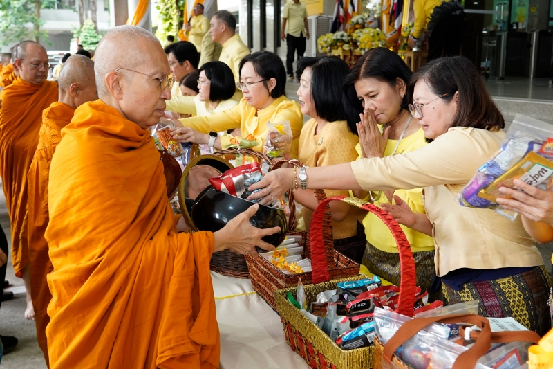 พิธีเจริญพระพุทธมนต์และทำบุญตักบาตร 