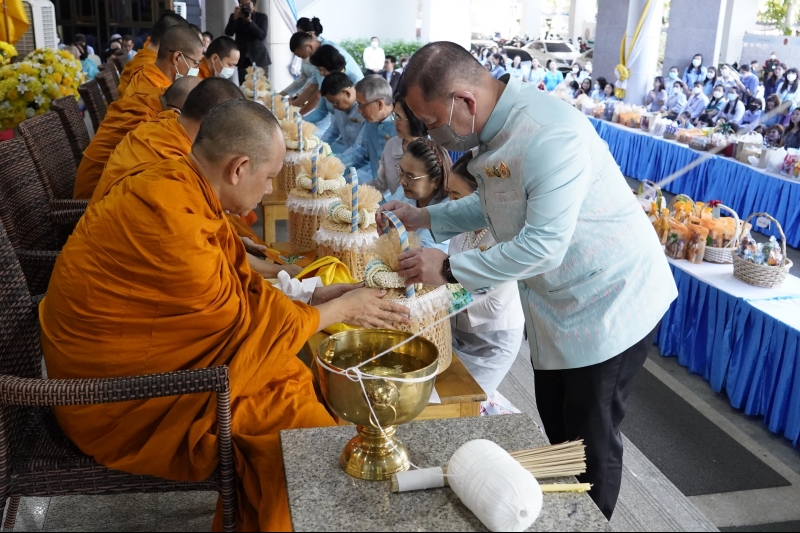 ทำบุญตักบาตร 