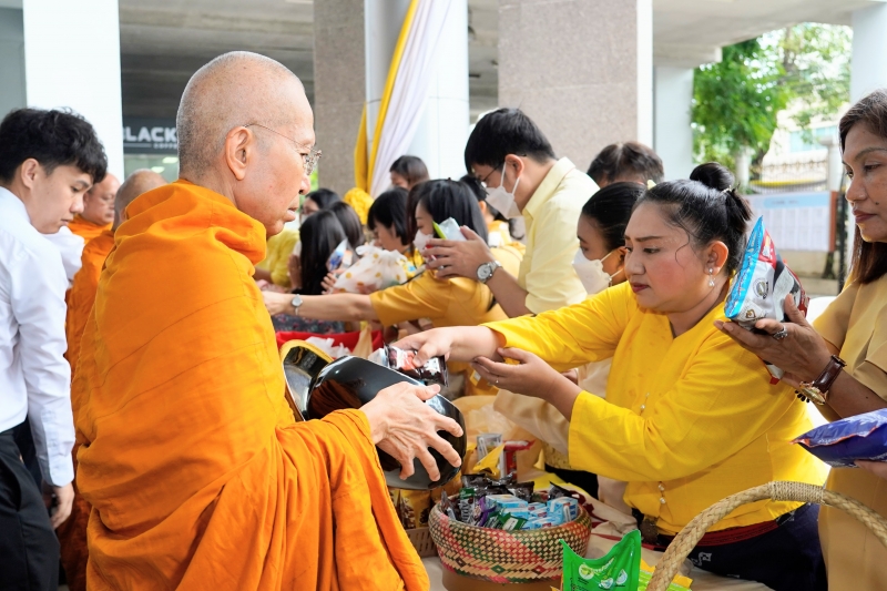 พิธีเจริญพระพุทธมนต์และทำบุญตักบาตร 