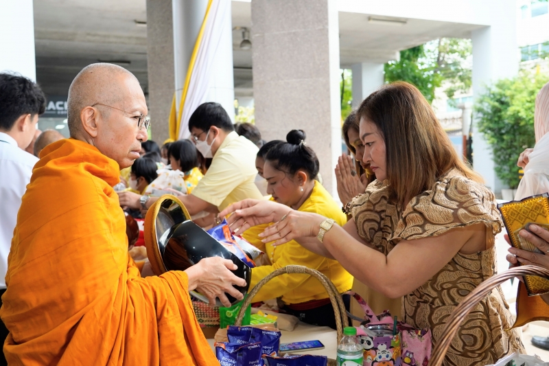 พิธีเจริญพระพุทธมนต์และทำบุญตักบาตร 