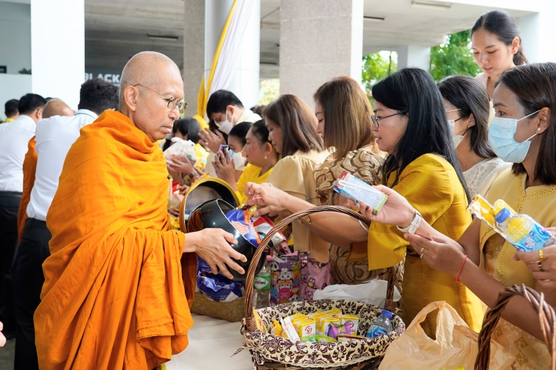 พิธีเจริญพระพุทธมนต์และทำบุญตักบาตร 