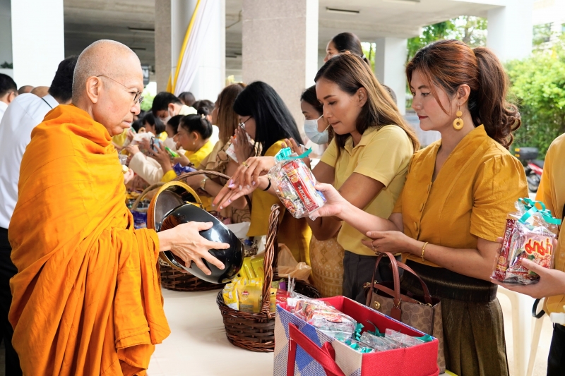 พิธีเจริญพระพุทธมนต์และทำบุญตักบาตร 