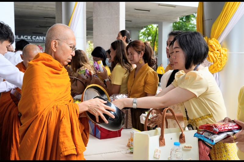 พิธีเจริญพระพุทธมนต์และทำบุญตักบาตร 