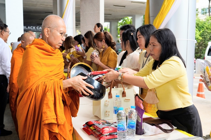 พิธีเจริญพระพุทธมนต์และทำบุญตักบาตร 
