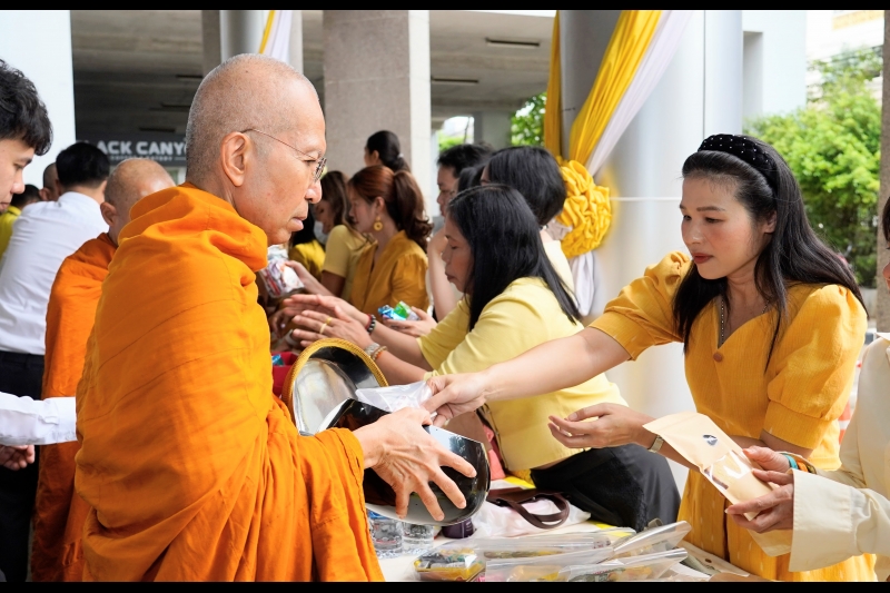 พิธีเจริญพระพุทธมนต์และทำบุญตักบาตร 