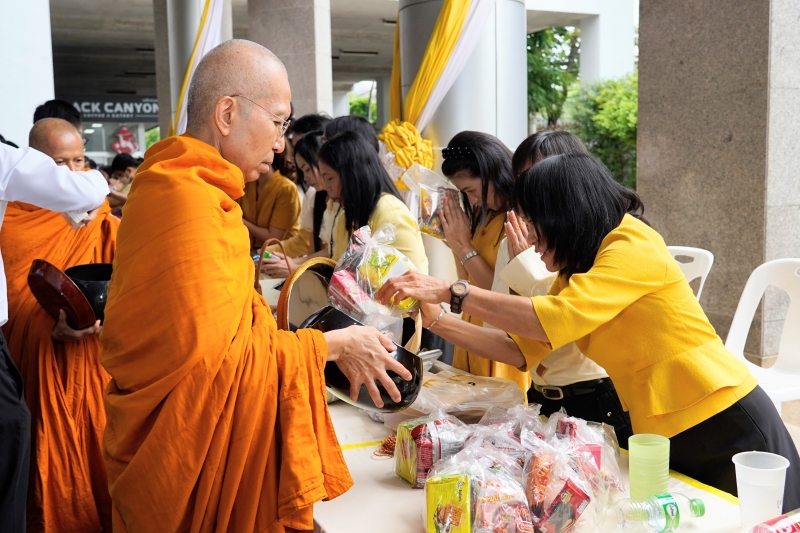 พิธีเจริญพระพุทธมนต์และทำบุญตักบาตร 