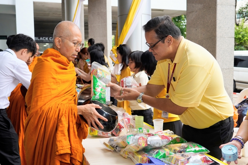พิธีเจริญพระพุทธมนต์และทำบุญตักบาตร 