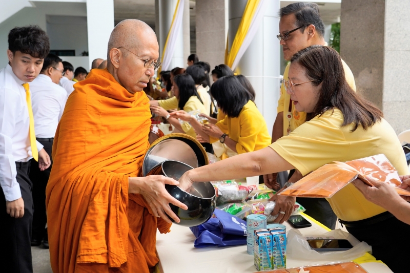 พิธีเจริญพระพุทธมนต์และทำบุญตักบาตร 