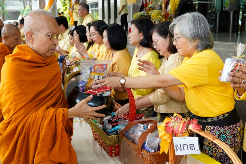 พิธีเจริญพระพุทธมนต์และทำบุญตักบาตร 