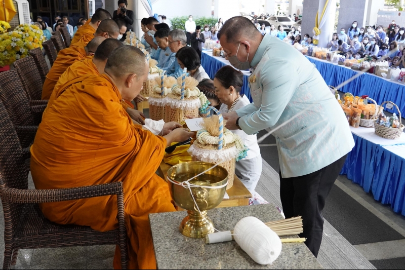 ทำบุญตักบาตร 