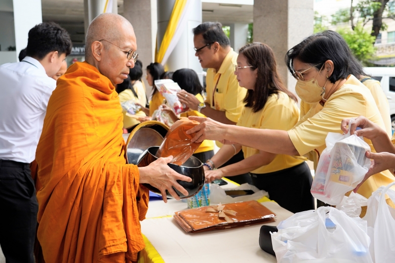 พิธีเจริญพระพุทธมนต์และทำบุญตักบาตร 