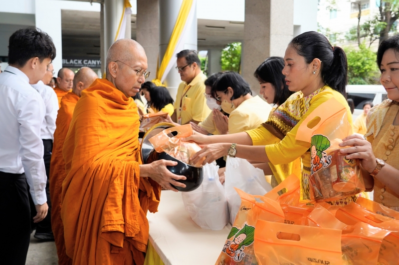 พิธีเจริญพระพุทธมนต์และทำบุญตักบาตร 