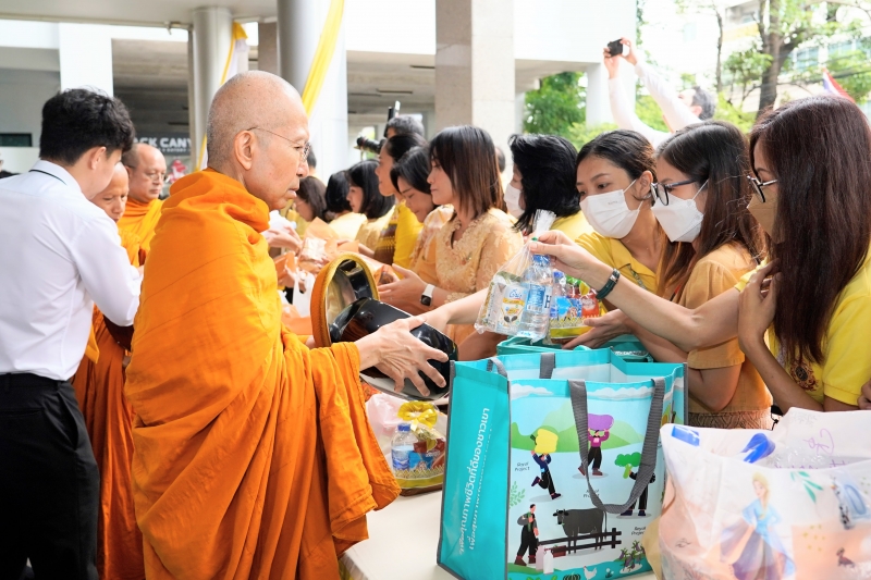 พิธีเจริญพระพุทธมนต์และทำบุญตักบาตร 
