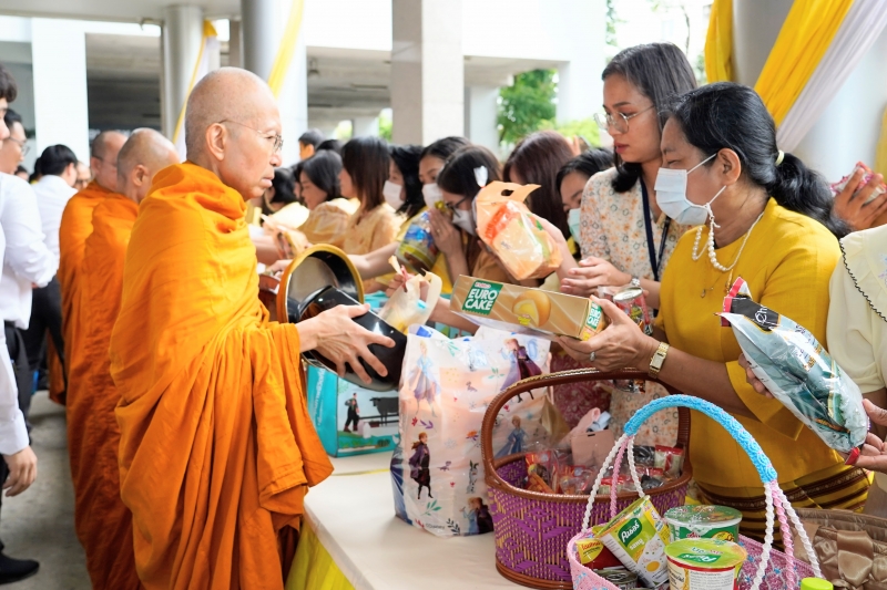 พิธีเจริญพระพุทธมนต์และทำบุญตักบาตร 