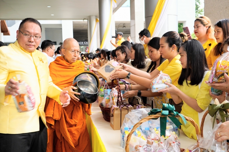 พิธีเจริญพระพุทธมนต์และทำบุญตักบาตร 