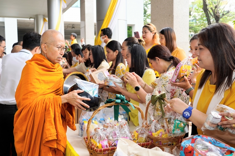 พิธีเจริญพระพุทธมนต์และทำบุญตักบาตร 