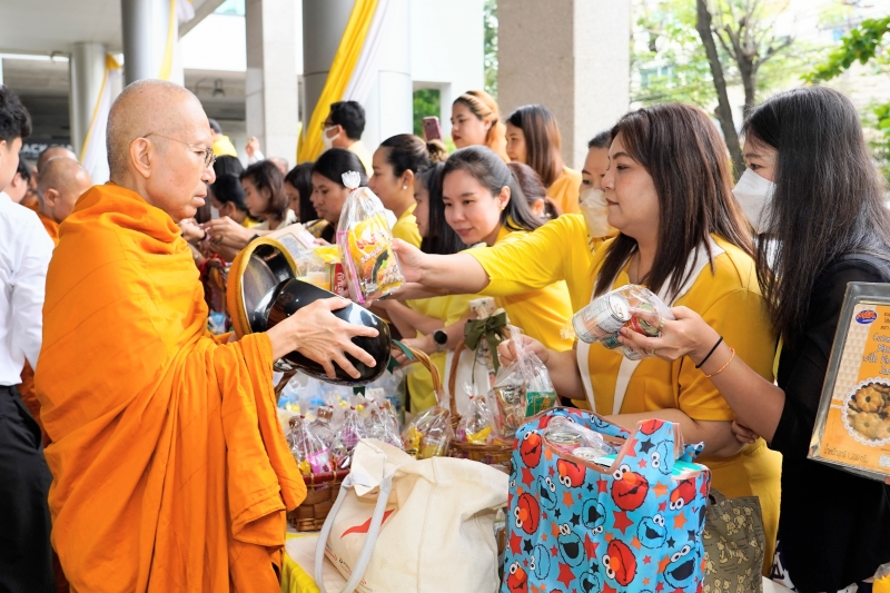 พิธีเจริญพระพุทธมนต์และทำบุญตักบาตร 