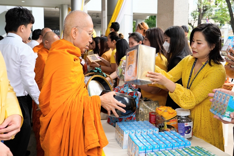 พิธีเจริญพระพุทธมนต์และทำบุญตักบาตร 