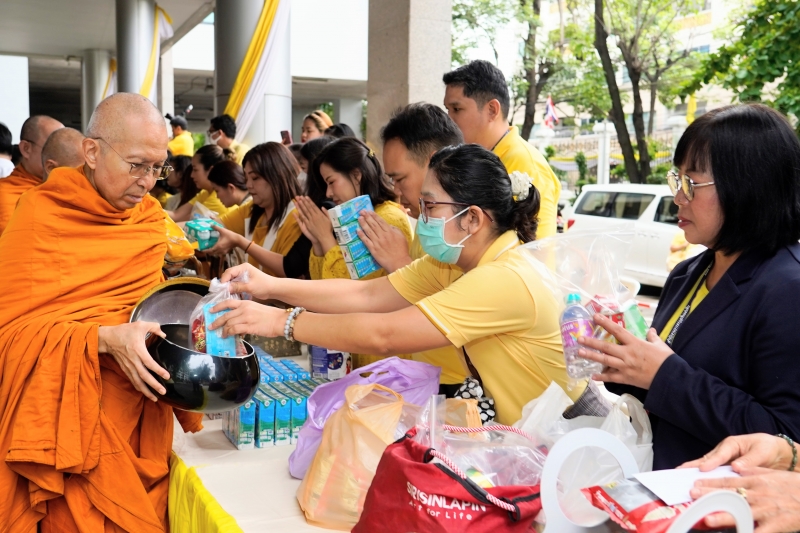 พิธีเจริญพระพุทธมนต์และทำบุญตักบาตร 