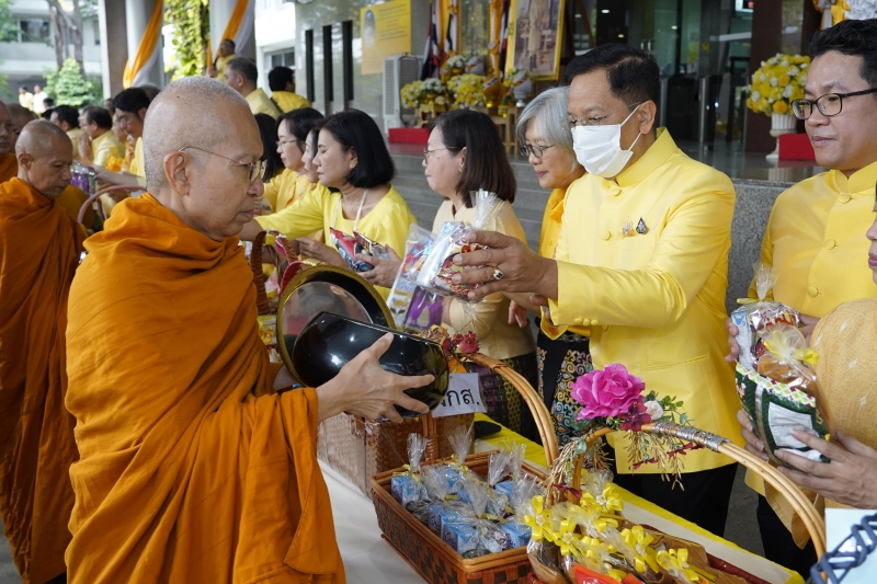 พิธีเจริญพระพุทธมนต์และทำบุญตักบาตร 
