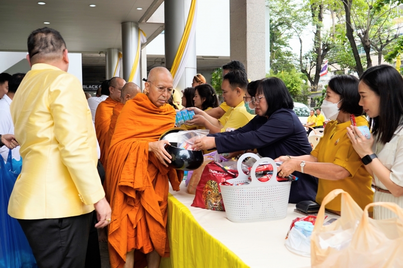 พิธีเจริญพระพุทธมนต์และทำบุญตักบาตร 
