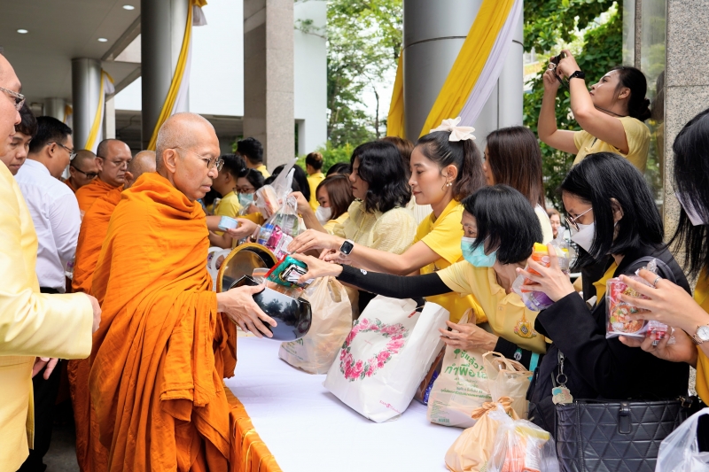 พิธีเจริญพระพุทธมนต์และทำบุญตักบาตร 