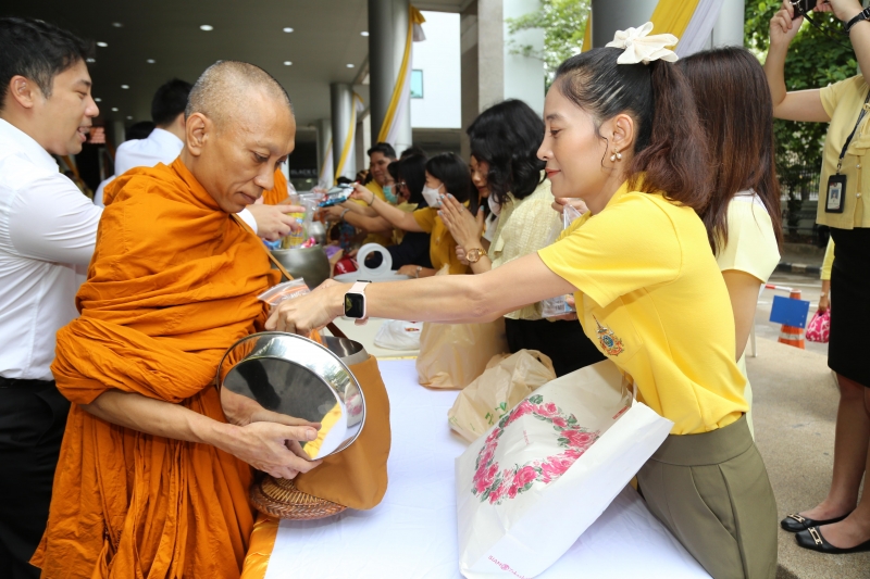 พิธีเจริญพระพุทธมนต์และทำบุญตักบาตร 