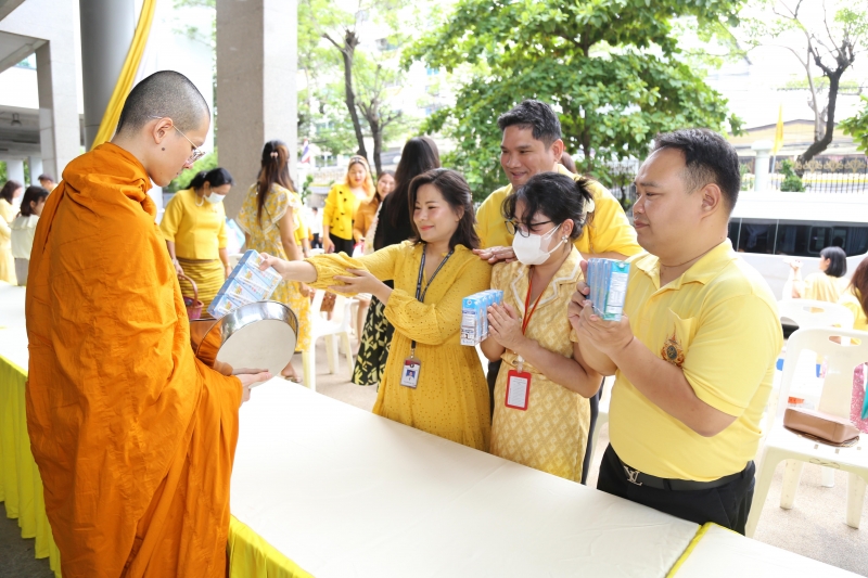 พิธีเจริญพระพุทธมนต์และทำบุญตักบาตร 