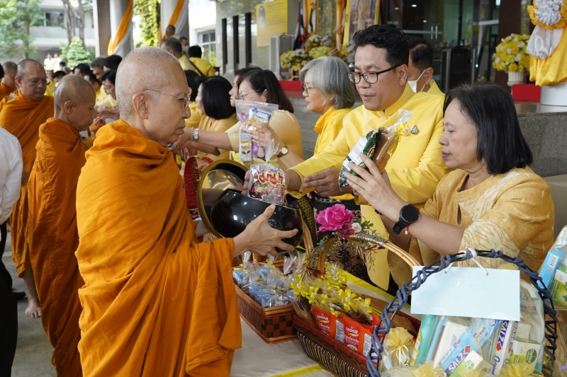 พิธีเจริญพระพุทธมนต์และทำบุญตักบาตร 