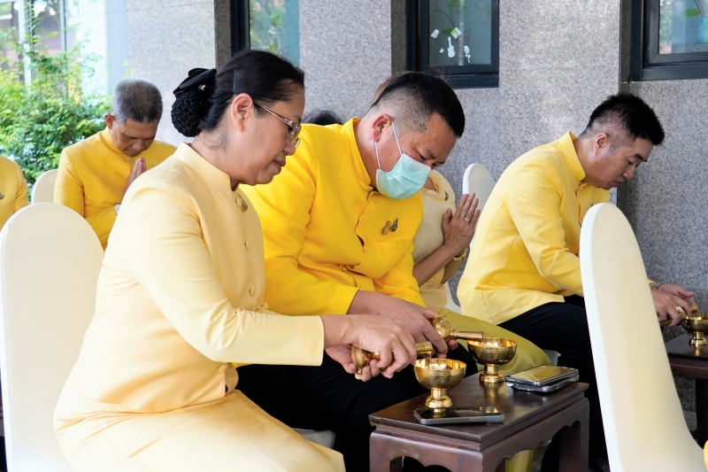 ทำบุญตักบาตร