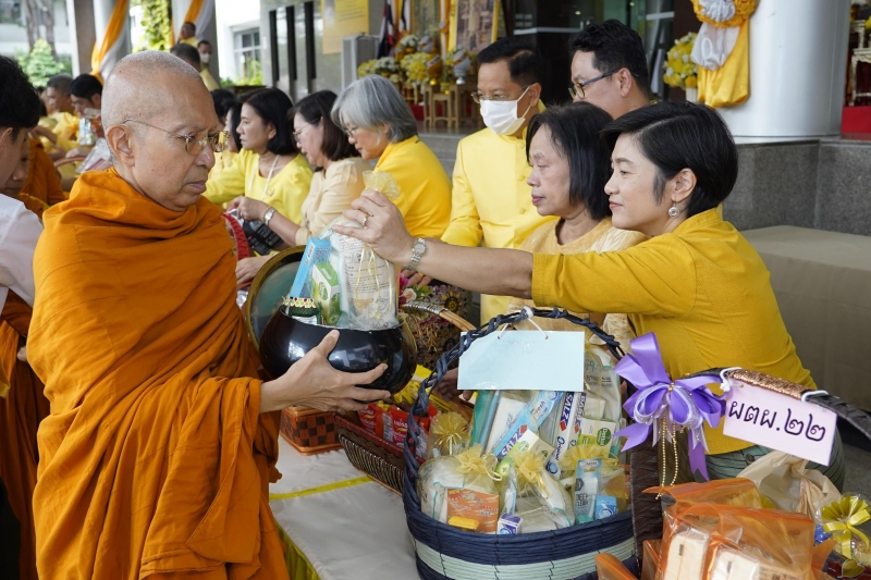 พิธีเจริญพระพุทธมนต์และทำบุญตักบาตร 