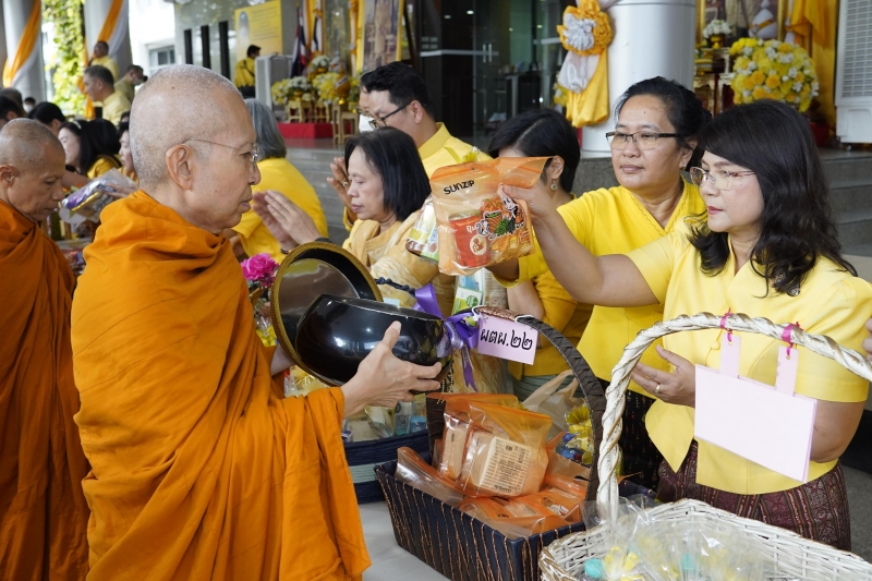พิธีเจริญพระพุทธมนต์และทำบุญตักบาตร 
