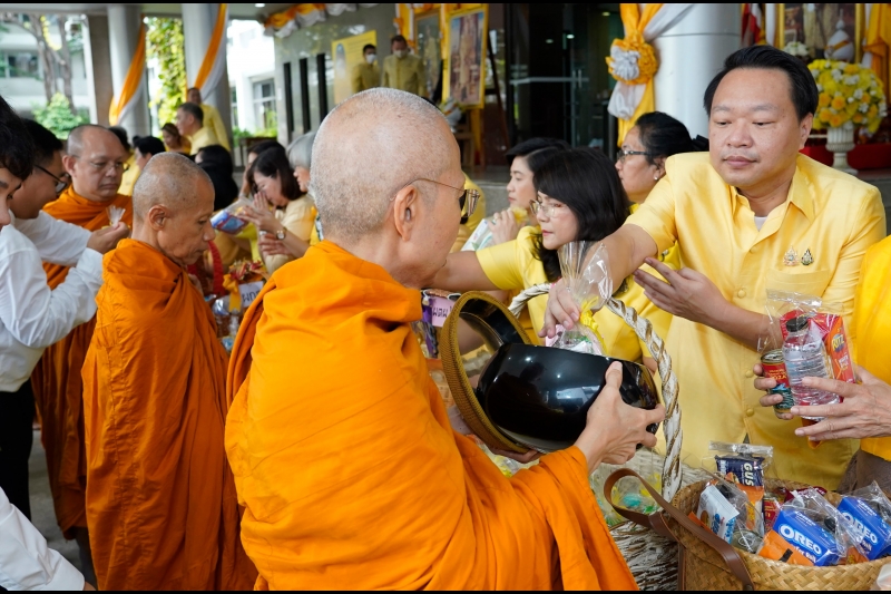 พิธีเจริญพระพุทธมนต์และทำบุญตักบาตร 