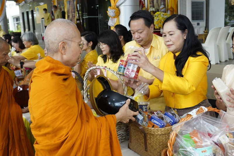 พิธีเจริญพระพุทธมนต์และทำบุญตักบาตร 