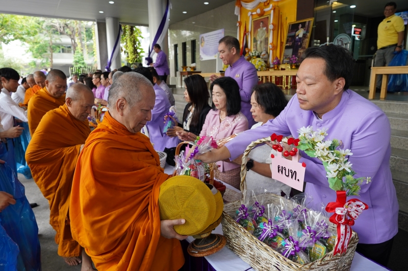 พิธีทำบุญตักบาตรข้าวสารอาหารแห้ง คณะสงฆ์จากวัดอินทรวิหาร พระอารามหลวง