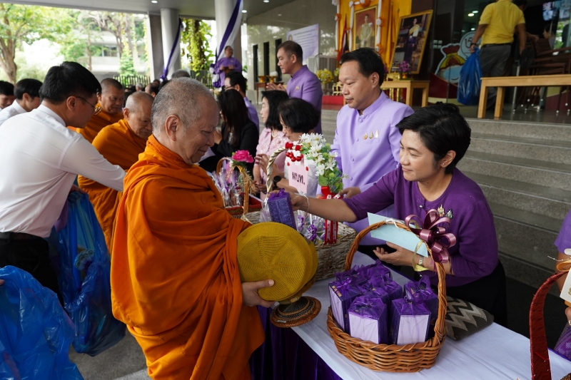 พิธีทำบุญตักบาตรข้าวสารอาหารแห้ง คณะสงฆ์จากวัดอินทรวิหาร พระอารามหลวง