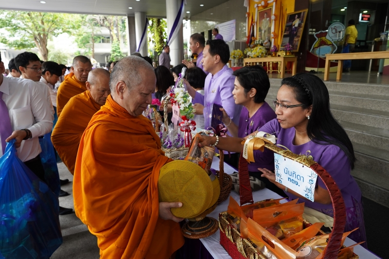 พิธีทำบุญตักบาตรข้าวสารอาหารแห้ง คณะสงฆ์จากวัดพระราม 9 กาญจนาภิเษก พระอารามหลวง