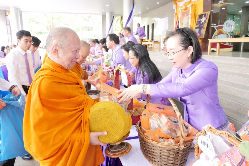 พิธีทำบุญตักบาตรข้าวสารอาหารแห้ง คณะสงฆ์จากวัดอินทรวิหาร พระอารามหลวง