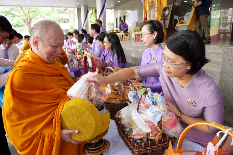 พิธีทำบุญตักบาตรข้าวสารอาหารแห้ง คณะสงฆ์จากวัดอินทรวิหาร พระอารามหลวง
