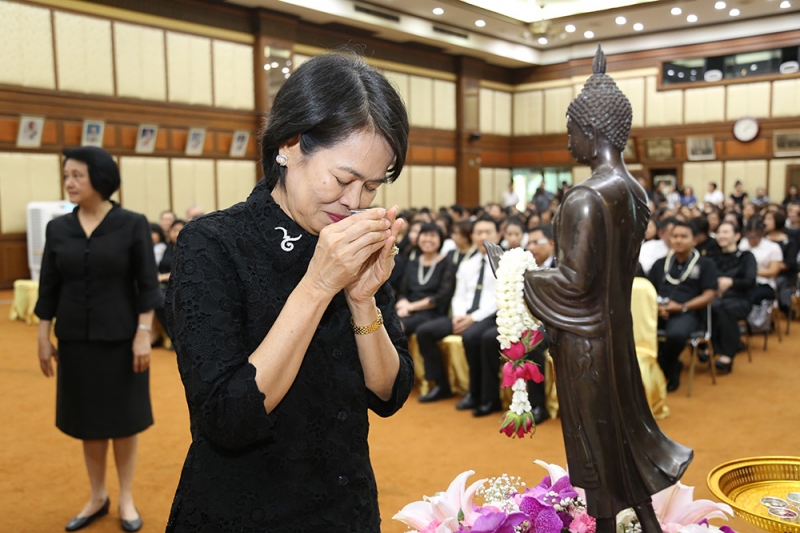 พิธีสรงน้ำพระและรดน้ำขอพร