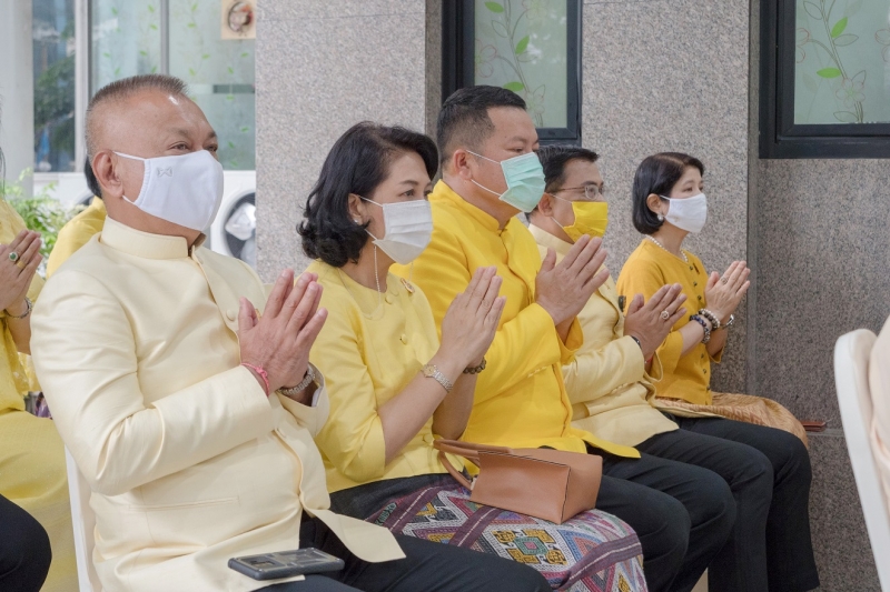 พิธีทำบุญตักบาตรข้าวสารอาหารแห้ง คณะสงฆ์จากวัดระฆังโฆสิตารามวรมหาวิหาร พระอารามหลวง เพื่อน้อมอุทิศถวายเป็นพระราชกุศลแด่พระบาทสมเ